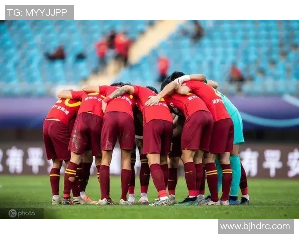 足球第四官员的职责与影响力解析及其在比赛中的重要角色 足球第四官员的职责与影响力解析及其在比赛中的重要角色